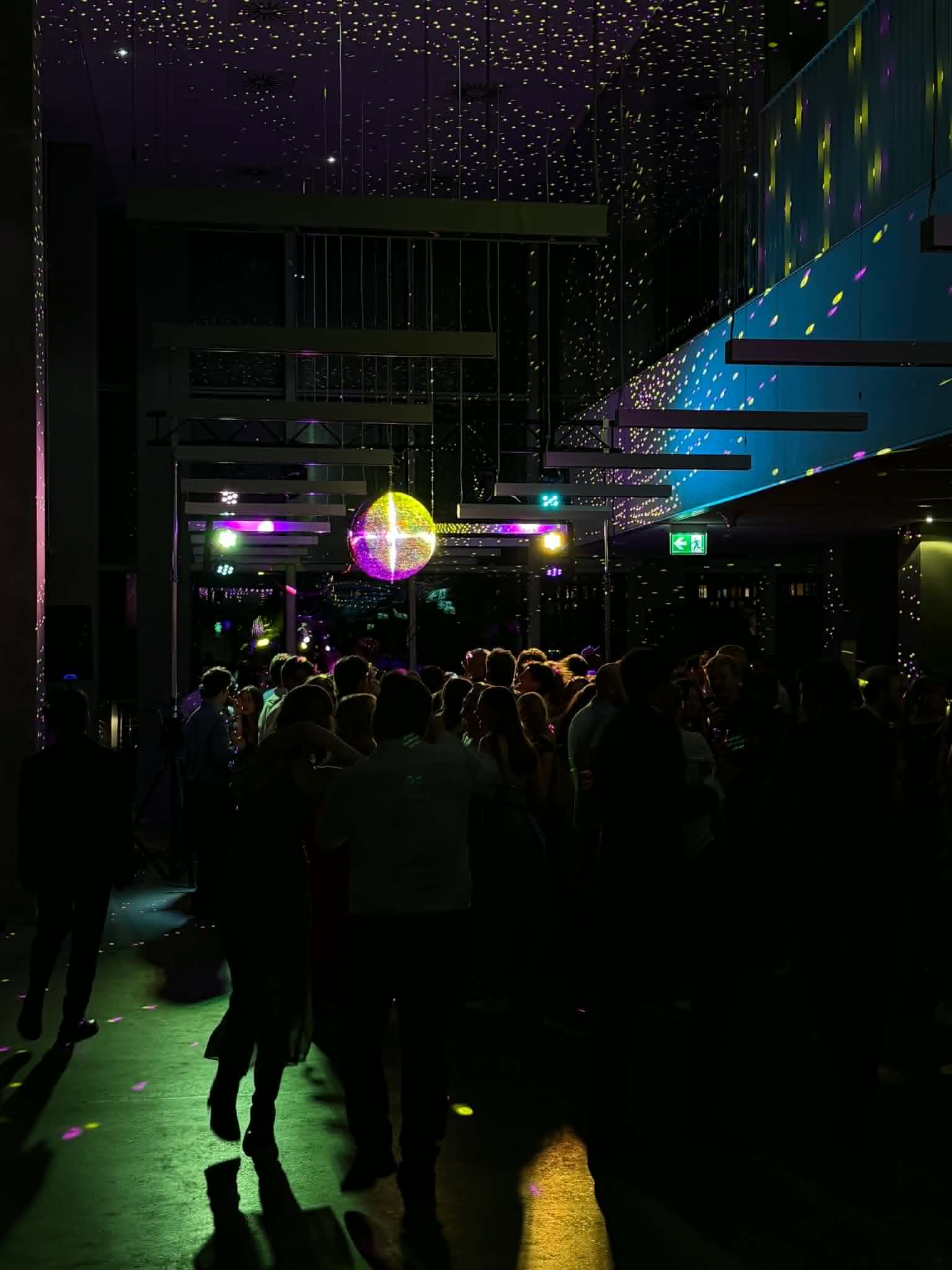Diskokugle og dansegulv til fest