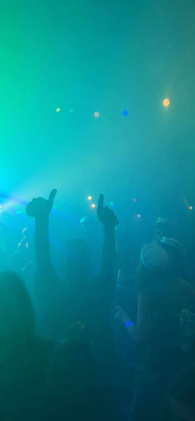 Hænderne i vejret på dansegulvet