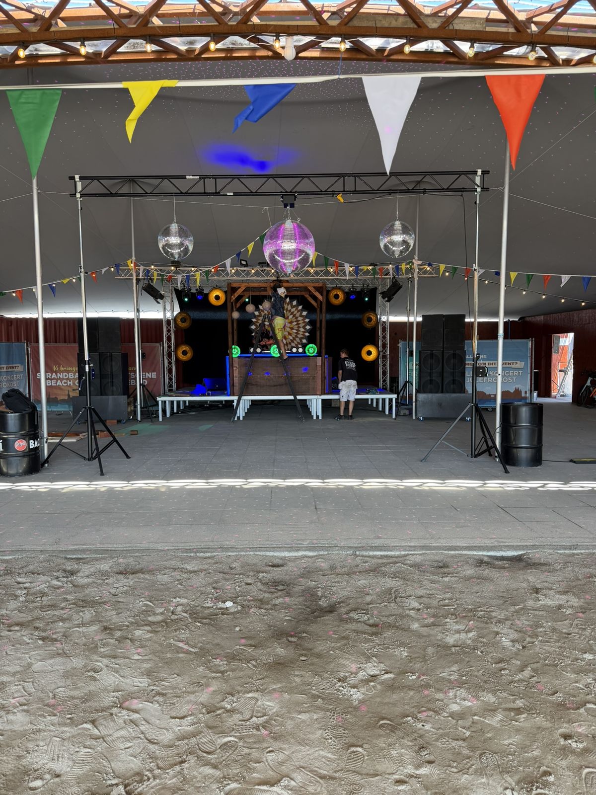 Festivalscene med diskokugler og truss