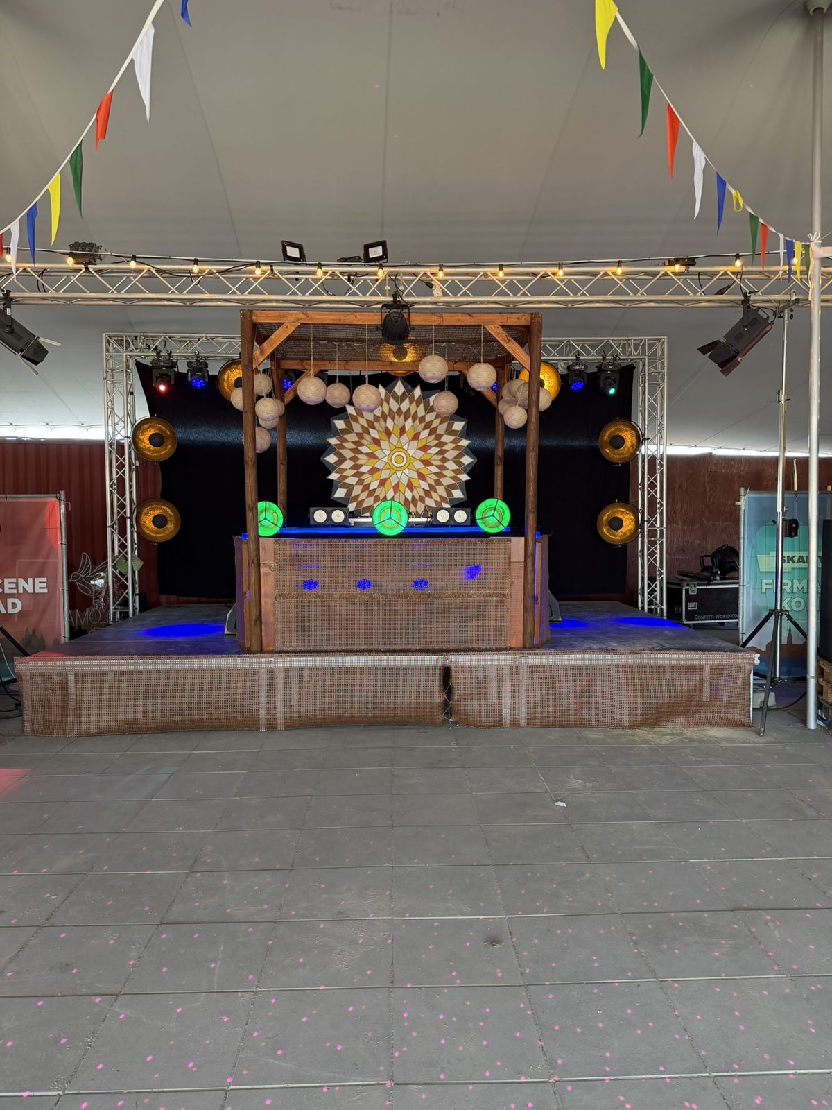 Festivalscene med lys og lyd