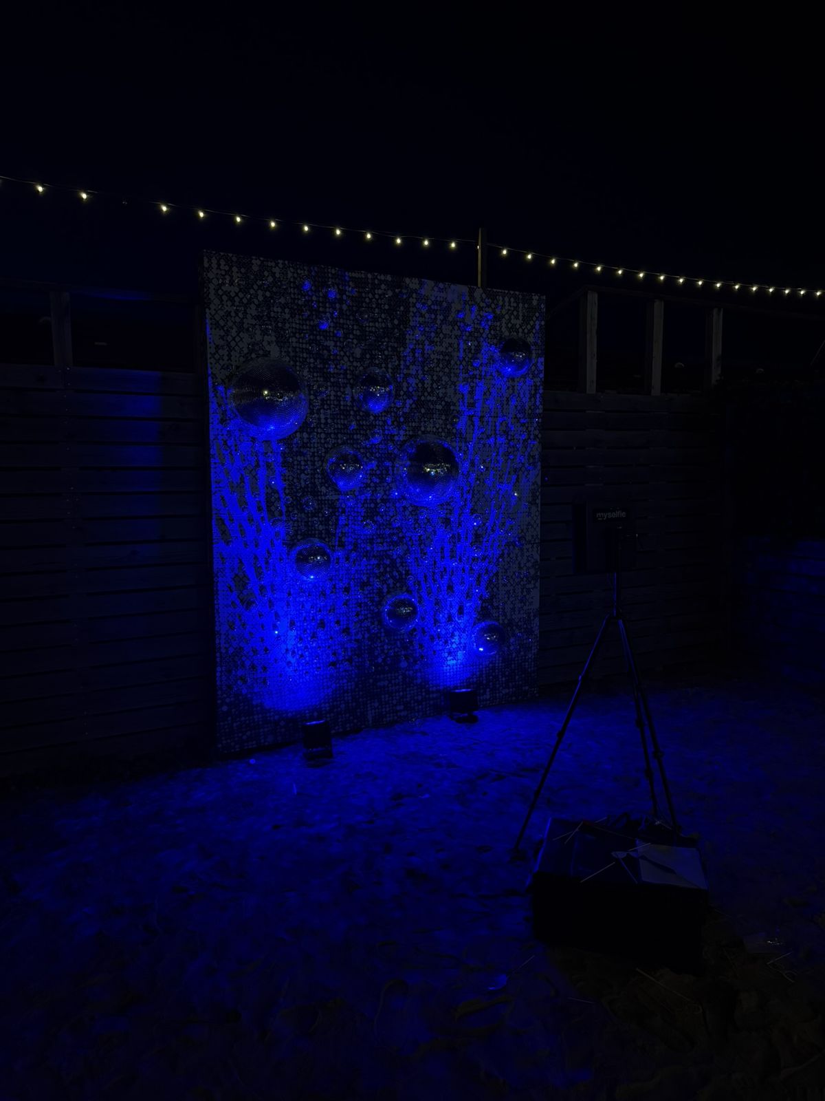 Diskokugle-væg i blåt lys