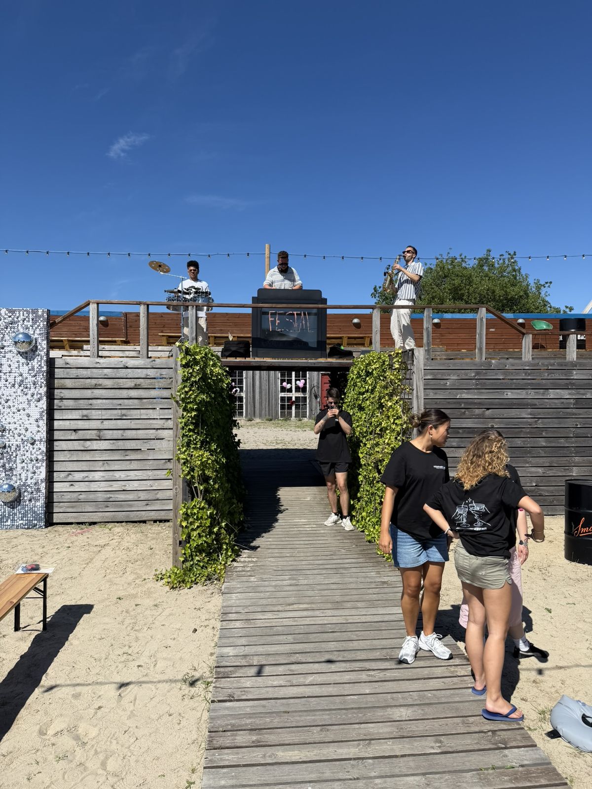 Sax, trommer og DJ på stranden