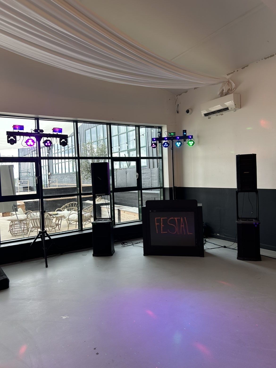 DJ-setup med lysbroer i lyst lokale