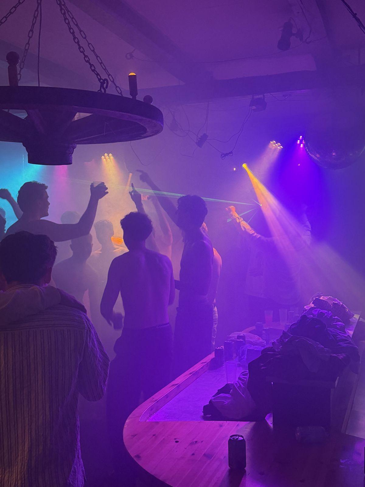 Lilla og blåt lys over dansegulvet
