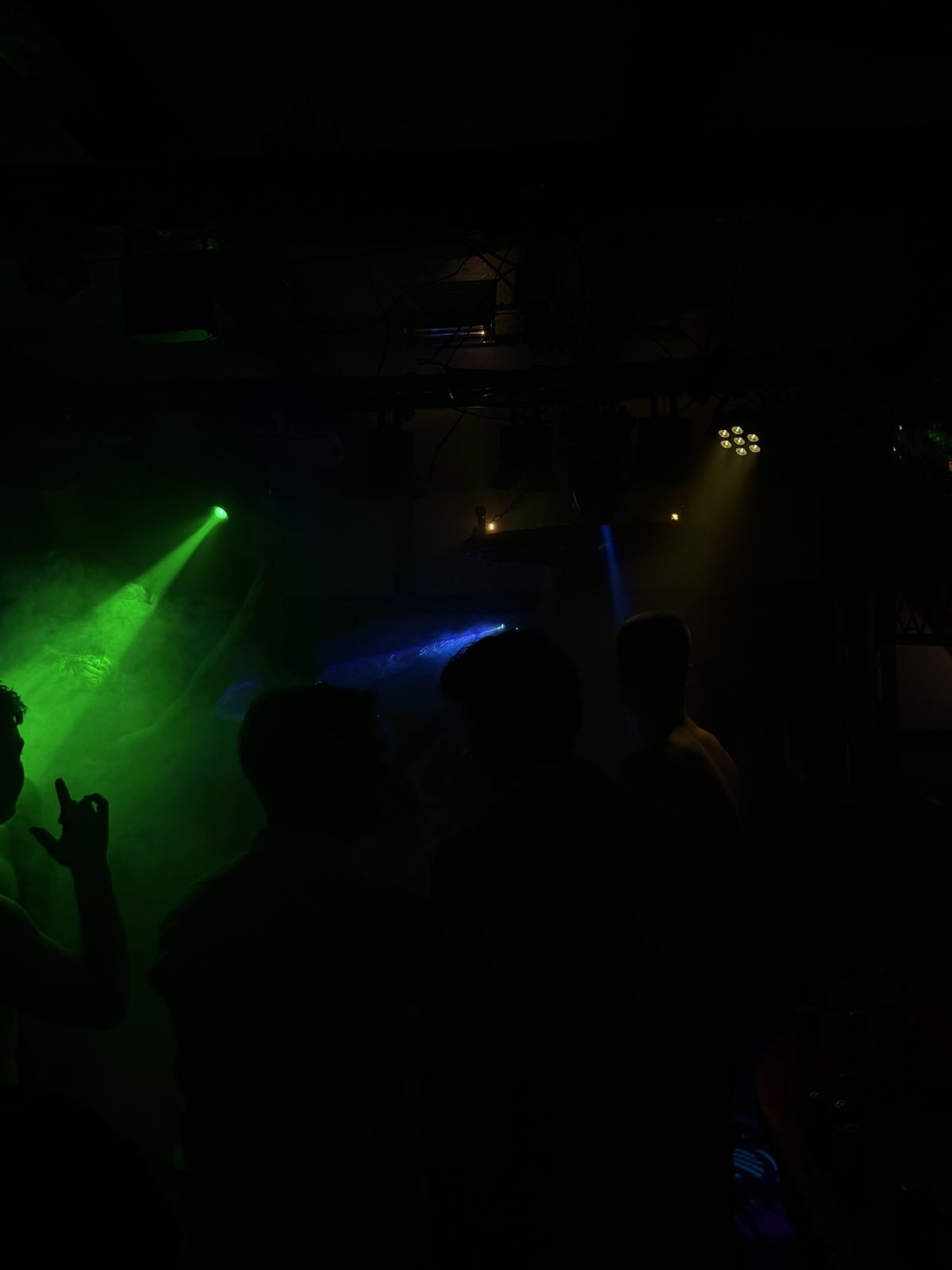 Laserlys over dansende gæster