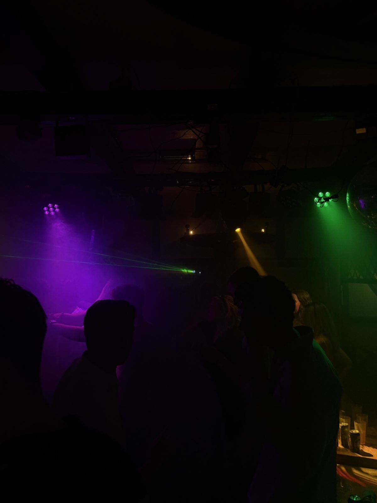 Grønt laserlys i røg