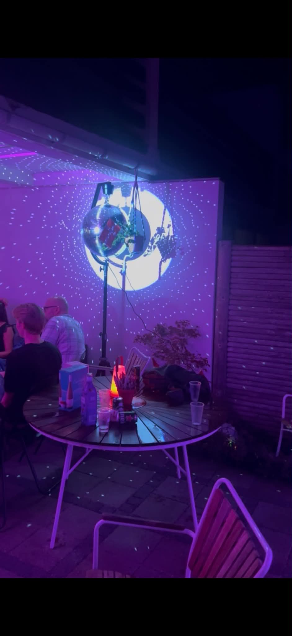 Diskokugle under åben himmel til udendørs bryllup