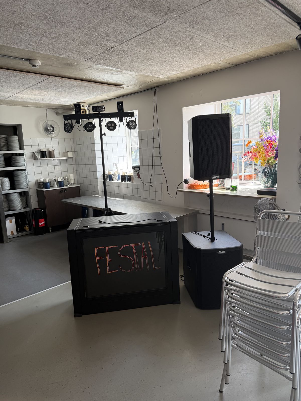 Festal DJ-pult klar i lokale