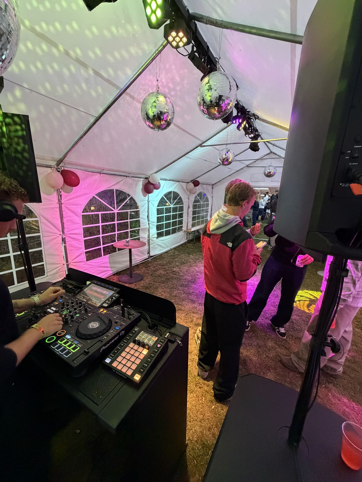 Farverigt setup til fest