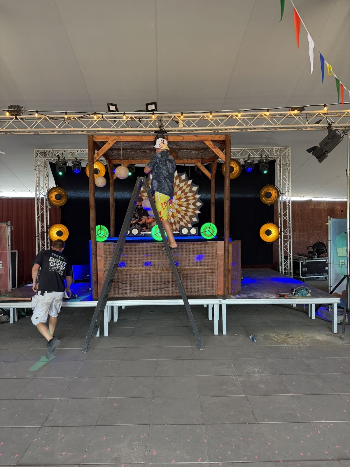DJ-pulten rigges til
